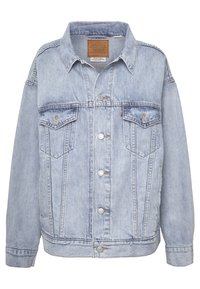Světlá modrá denimová bunda s zapínáním na knoflíky, dvěma náprsními kapsami a klasickým límcem. Má volný střih a prošití jako detail.