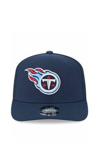 Marineblaues Schirmmütze mit gesticktem Tennessee Titans-Logo, das in Rot und Blau mit Flammen versehen ist, und einem verstellbaren Kunststoffriemen auf der Rückseite.