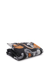 Coperta in pile multicolore, caratterizzata da motivi astratti in nero, arancione e grigio, piegata ordinatamente per mettere in mostra la texture e il design.