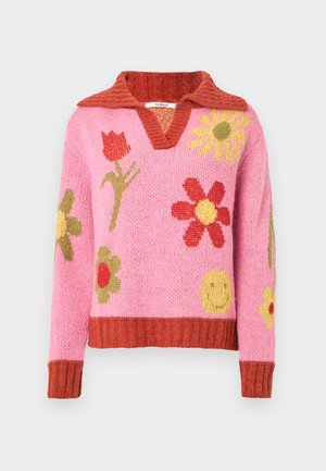 Suéter rosa de punto con cuello en V y cuello rojo acanalado. Presenta patrones florales coloridos y un diseño de cara sonriente.