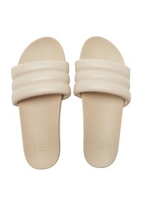 Beige slide-sandaler med två breda, ribbade remmar; slät, matt yta; och en subtilt präglad logotyp på fotbädden.