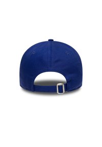 Μπλε καπέλο του μπέιζμπολ σε σκούρο ναυτικό χρώμα με στρογγυλεμένο σχήμα, ρυθμιζόμενο λουράκι στο πίσω μέρος και λεπτομέρειες ραφής. Το ύφασμα φαίνεται λείο με ελαφριά γυαλάδα.