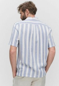Chemise à manches courtes à rayures bleu clair et blanches, avec une coupe décontractée, un tissu texturé et un col classique avec un empiècement au dos.