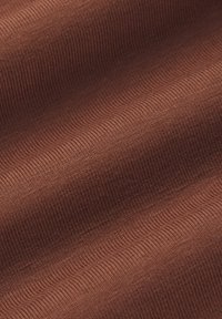 Brązowa prążkowana tkanina o miękkiej fakturze, z serią pionowych linii biegnących przez nią, tworząc subtelny wzór.