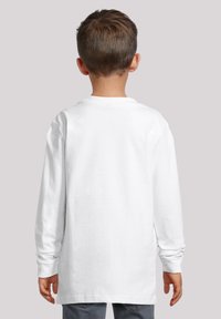 Weißes langärmliges T-Shirt aus weicher Baumwolle, mit Rundhalsausschnitt, lockerer Passform und aufgeschlagenen Bündchen. Rückansicht zeigt eine schlichte Oberfläche.