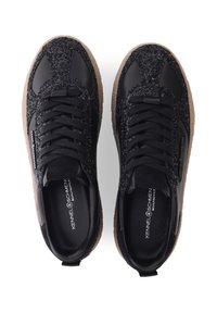 Schwarze Sneaker mit strukturiertem schwarzem Obermaterial, das ein gesprenkeltes Design aufweist, runder Zehenbereich, schwarze Schnürsenkel und eine hellbraune Gummisohle.