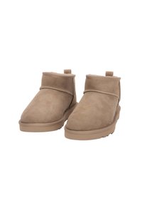 Para beżowych zamszowych botków na kostkę z podszyciem z owczej wełny i gumowymi podeszwami, zaprojektowanych dla ciepła i wygody.