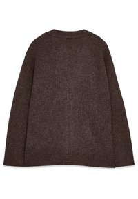 Rudas megztinis su apvaliu iškirpimu, ilgomis rankovėmis ir laisvu siluetu. Audinys yra minkštas ir vidutinio svorio, su vienodu audimu.