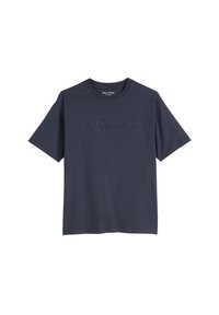 Navyblauwe katoenen t-shirt met een ronde halslijn, korte mouwen en "Marc O'Polo EST. IN STOCKHOLM" geborduurd in een donkerdere tint.