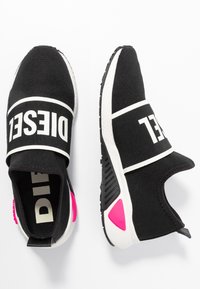 Mustat liukuvat lenkkarit, joissa on teksturoitu päällinen. Varustettu rohkealla valkoisella "DIESEL" -brändillä, vaaleanpunaisilla yksityiskohdilla ja joustavalla pohjalla, jossa on pitävä kuvio.