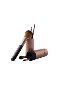 Ensemble de pinceaux de maquillage en or rose dans deux supports cylindriques. Les pinceaux possèdent des poils souples avec des poignées noires et en or rose. Design compact et élégant.