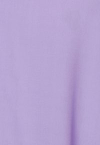 Helllila Stoff, glatte Textur, einheitliche Farbe, keine Muster oder sichtbaren Beschläge. Geeignet für verschiedene Textile Anwendungen.