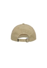 Beige justerbar baseballcaps vist fra baksiden med tekstilstropp og metallspenne på hvit bakgrunn.