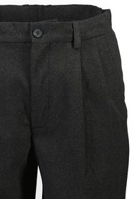 Mörkgrå ullbyxor med en texturerad yta, som har en enkel knappstängning och flera veck för extra detaljer.