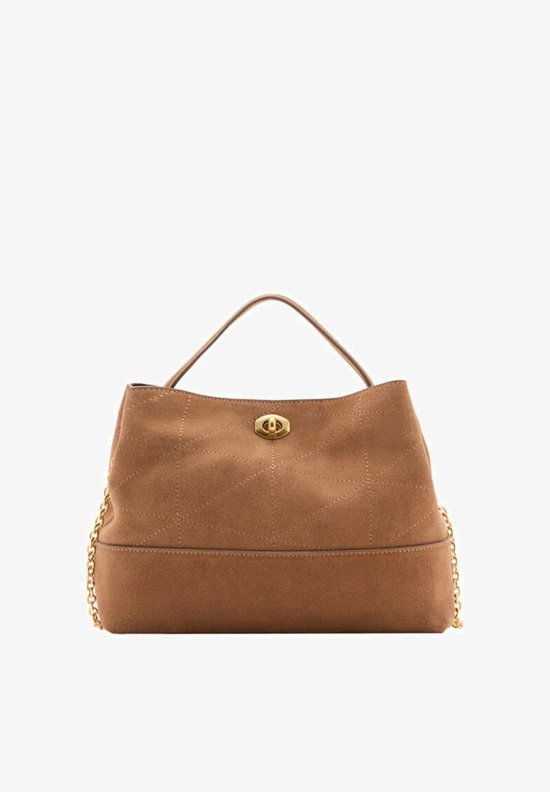Sac à main en daim marron avec une poignée supérieure et une fermeture à tourniquet dorée, avec une bandoulière chaîne dorée sur le côté.