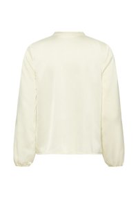 Crème-kleurige satijnen blouse met lange, poffende mouwen en een ronde halslijn. Gladde textuur, minimalistisch ontwerp en geen zichtbare patronen of accenten.