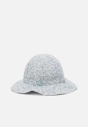 Gorra de flores en azul claro, con pequeños patrones de flores multicolores. Tejido suave, corona redondeada y ala ancha.