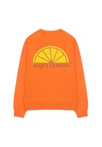 Orange sweatshirt med en stor grafisk bild av en gul citrusfrukt skiva på baksidan, med texten "ACQUA LIMONE" nedanför i mörkgrått. Mjuk textur.