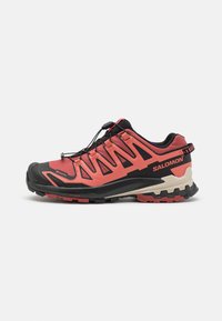 Chaussure de trail running avec un dessus synthétique noir et rose, des panneaux en mesh texturé, un système de laçage rapide et une semelle extérieure noire robuste.