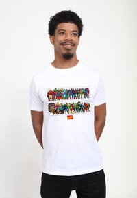 Bílé bavlněné tričko s barevným motivem různých superhrdinů z Marvel Comics, uspořádaných ve dvou vodorovných řadách, včetně loga.