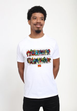 Bílé bavlněné tričko s barevným motivem různých superhrdinů z Marvel Comics, uspořádaných ve dvou vodorovných řadách, včetně loga.