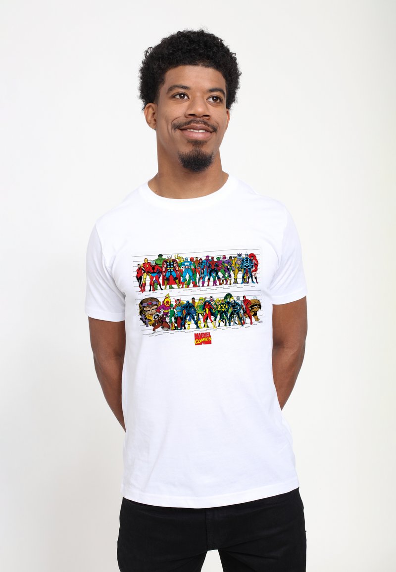 Bílé bavlněné tričko s barevným motivem různých superhrdinů z Marvel Comics, uspořádaných ve dvou vodorovných řadách, včetně loga.