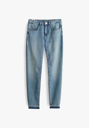 Lichtblauwe denim jeans met een taps toelopend ontwerp, vijf zakken, een knoopsluiting en gestikte details langs de naden.