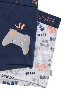 Bóxer de algodón para niños en azul marino y gris. El azul marino tiene un controlador de juegos impreso; el gris muestra varias frases de videojuegos en colores.