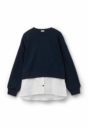 Dunkelblauer Pullover mit einem weißen Hemdsaum, lange Ärmel und Rundhalsausschnitt. Die untere Schicht hat ein Knopfdetail.