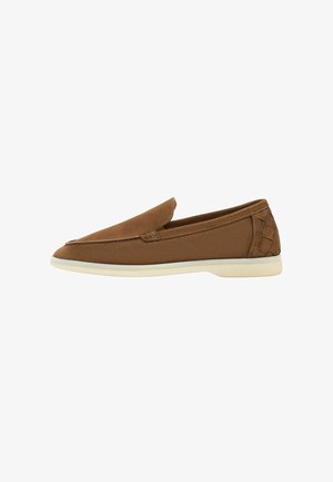 Brun slip-on loafers med vævet hældetalje og hvid gummisål, vist i sideprofil på hvid baggrund.