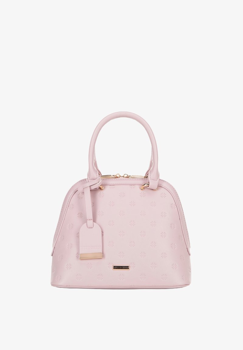 Rosa læderhandtaske med præget mønster, guld hardware, dobbelt hanke, lynlås lukning og matchende bagage-tag. Rundet form, glat tekstur.