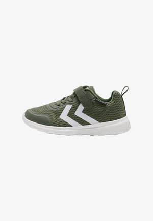 Groene netstructuur sportshoe met witte chevronaccenten, vetersluiting aan de voorkant, verstelbare band, getextureerde bovenkant en witte rubberen zool.