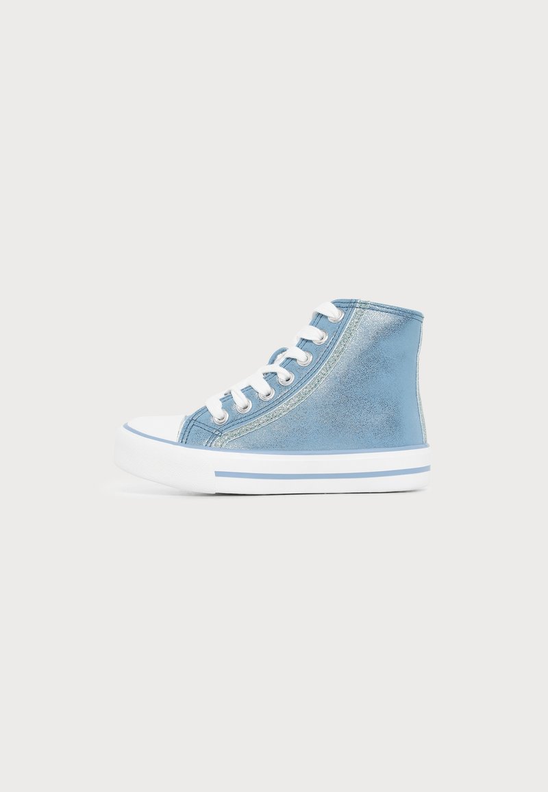 Μπλε αθλητικό παπούτσι τύπου high-top με λευκά κορδόνια και σόλα, σε απλό ανοιχτό γκρι φόντο.