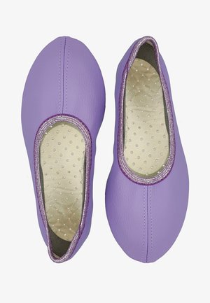 Lila Leder-Balletschuhe mit glatter Oberfläche, runder Zehenpartie, elastischen Akzenten und gepunkteten Innensohlen.