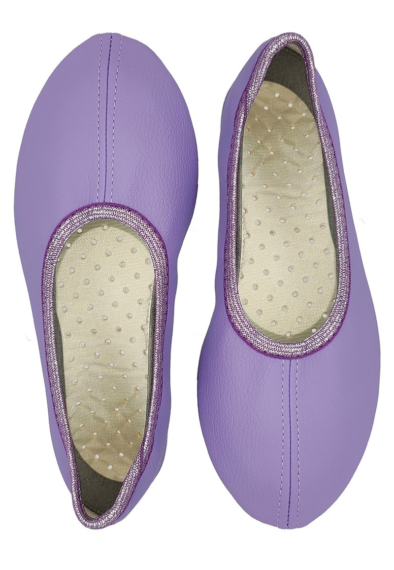 Lila Leder-Balletschuhe mit glatter Oberfläche, runder Zehenpartie, elastischen Akzenten und gepunkteten Innensohlen.
