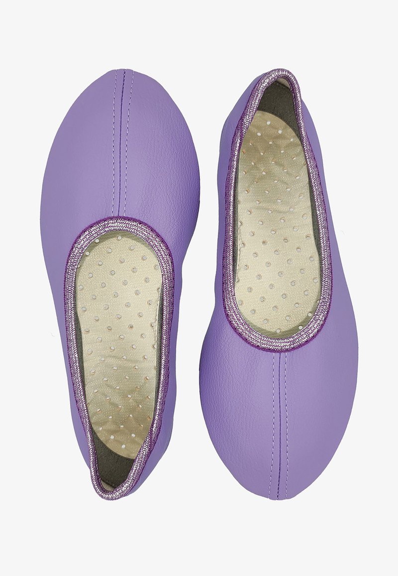 Lila Leder-Balletschuhe mit glatter Oberfläche, runder Zehenpartie, elastischen Akzenten und gepunkteten Innensohlen.