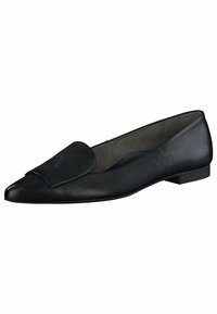 Chaussure plate en cuir noir avec un bout pointu, présentant un détail de rabat texturé à l'avant et un petit talon rectangulaire.