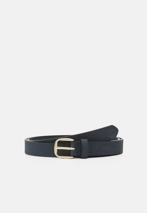 Cintura in pelle blu navy con fibbia dorata e texture liscia, caratterizzata da un design elegante e semplice con minimi dettagli di cucitura.