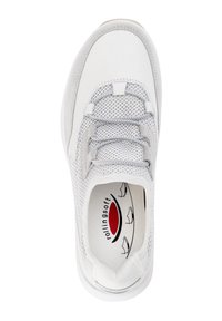 Witte sneaker met een bovenlaag van mesh, elastische veters en een gevormde inlegzool. Het heeft een gladde, ronde neus en een gestructureerde buitenzool.