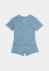 Conjunto de pijama azul que incluye una camiseta de manga corta y pantalones cortos, con un patrón de dinosaurios repetido en un tono más oscuro. Tejido suave y liso.