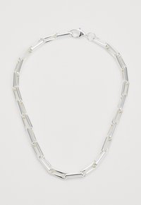 Collier en chaîne argentée présentant des segments allongés et liés avec une finition polie. Fermeture à fermoir avec un simple connecteur rond.