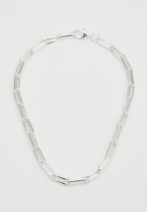 Hõbedane keti kaelakee, millel on piklikud, omavahel seotud segmentid ja läikiv viimistlus. Klõpsuga sulgemine lihtsa ümmarguse kinnitusega.