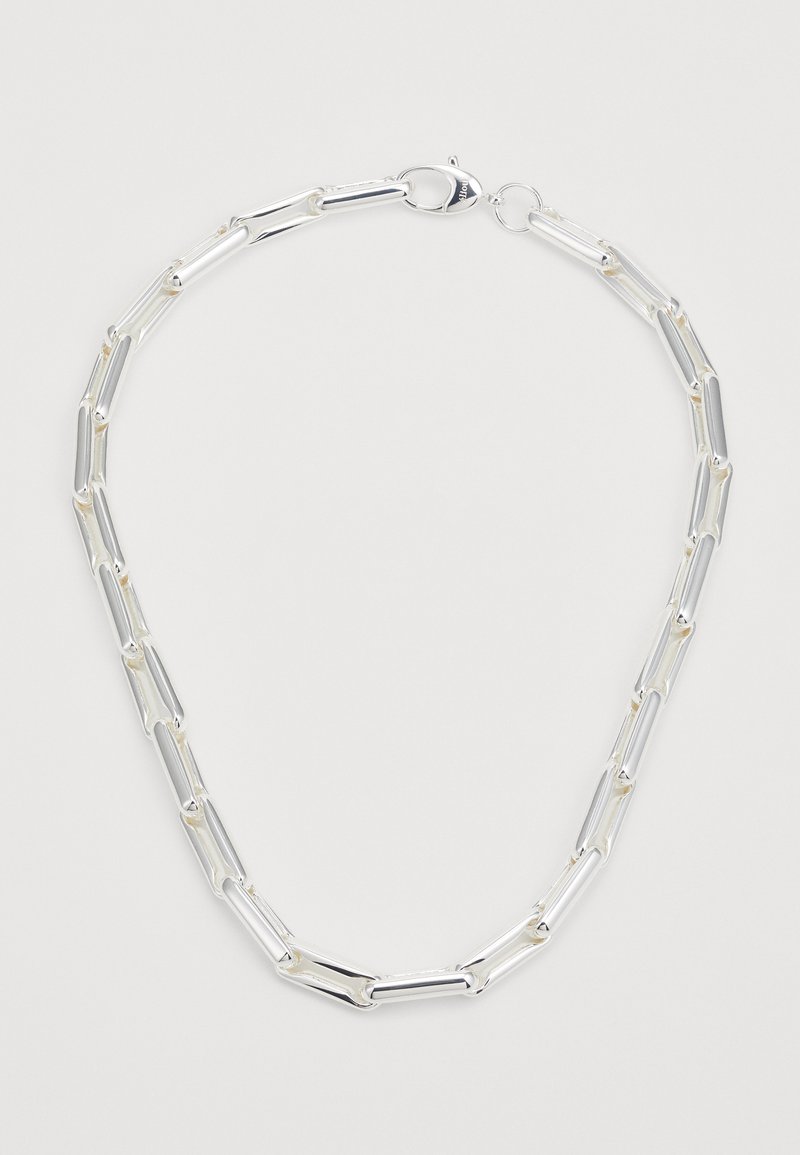 Collier en chaîne argentée présentant des segments allongés et liés avec une finition polie. Fermeture à fermoir avec un simple connecteur rond.