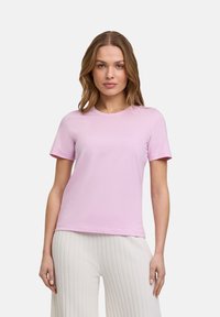 Rosa Kurzarm-T-Shirt mit rundem Halsausschnitt, aus weichem Stoff. Schlichtes Design, taillierter Schnitt mit glatter Textur, keine Muster oder Akzente.