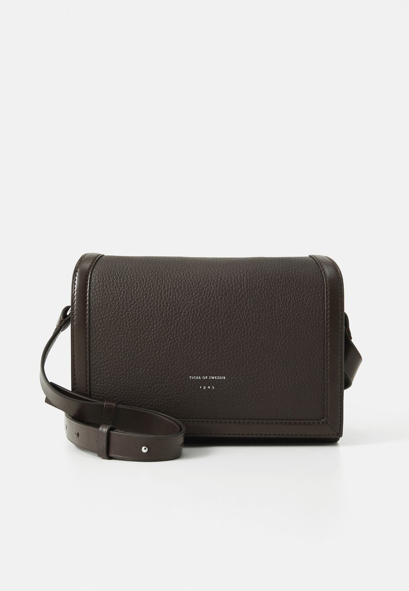 Borsa a tracolla in pelle marrone scuro con finitura testurizzata, forma rettangolare, chiusura a patta magnetica e tracolla regolabile. Presenta il logo del marchio stampato.