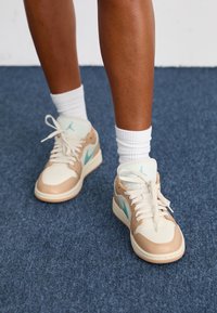 AIR JORDAN 1 LOW - Sneakers - rewood/cannon/hemp