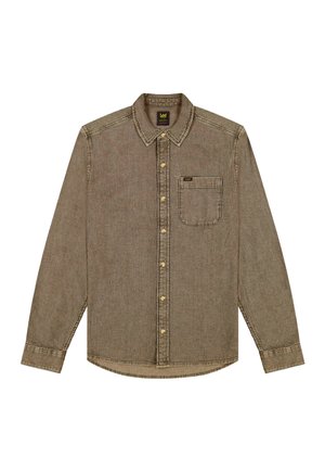 Καφέ πλεκτό πουκάμισο με μακριά μανίκια, κουμπιά στο μπροστινό μέρος, τσέπη στο στήθος και κλασικό γιακά, απλωμένο επίπεδα σε λευκό φόντο.