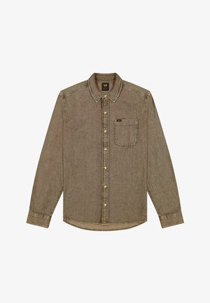 Bruine corduroy blouse met lange mouwen, knopen aan de voorkant, een borstzak en een klassieke kraag, plat op een witte achtergrond gelegd.