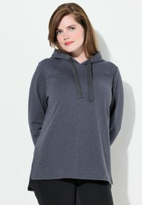 Šedá mikina z měkké tkaniny s volným střihem. Obsahuje přední kapsu, kapuci na šňůrku a decentní logo na hrudi.