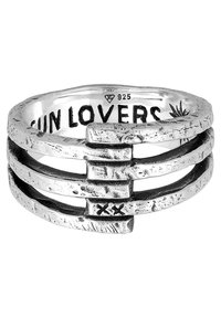 Silverring med en texturerad, flerbandsdesign. Graverad med "SOLÄLSKARE" och styliserade accentuer.